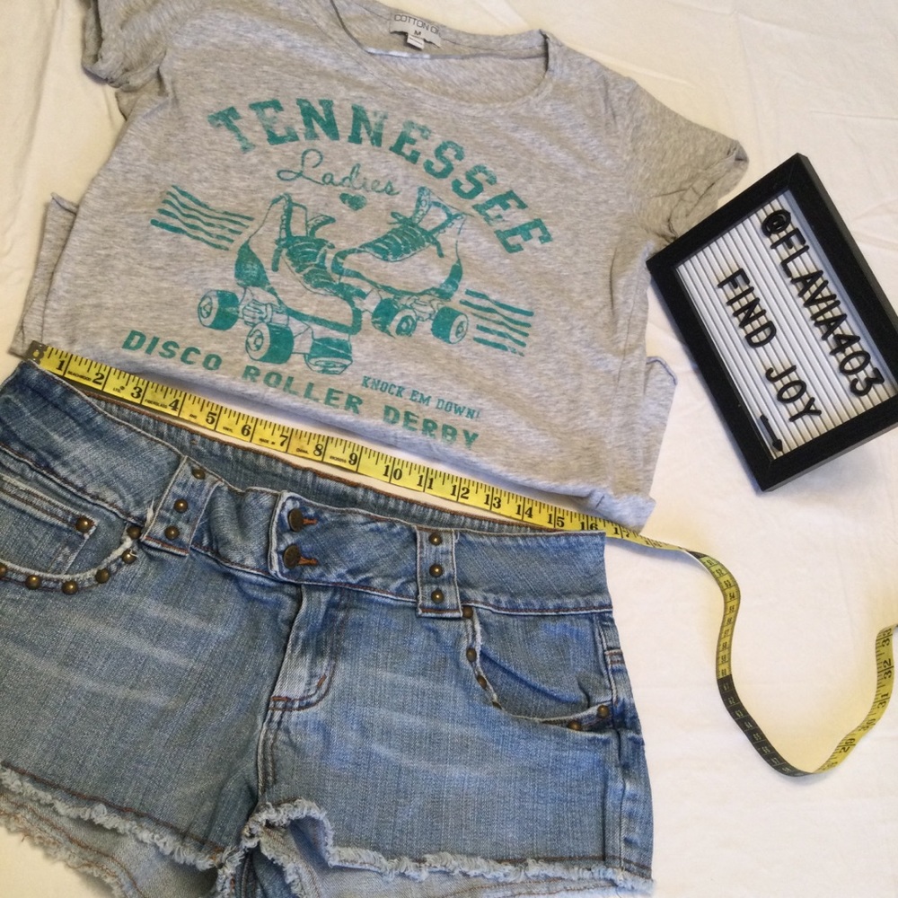 Younique Jeans Shorts & Gray Roller Derby Top (1 shorts + 1 top)